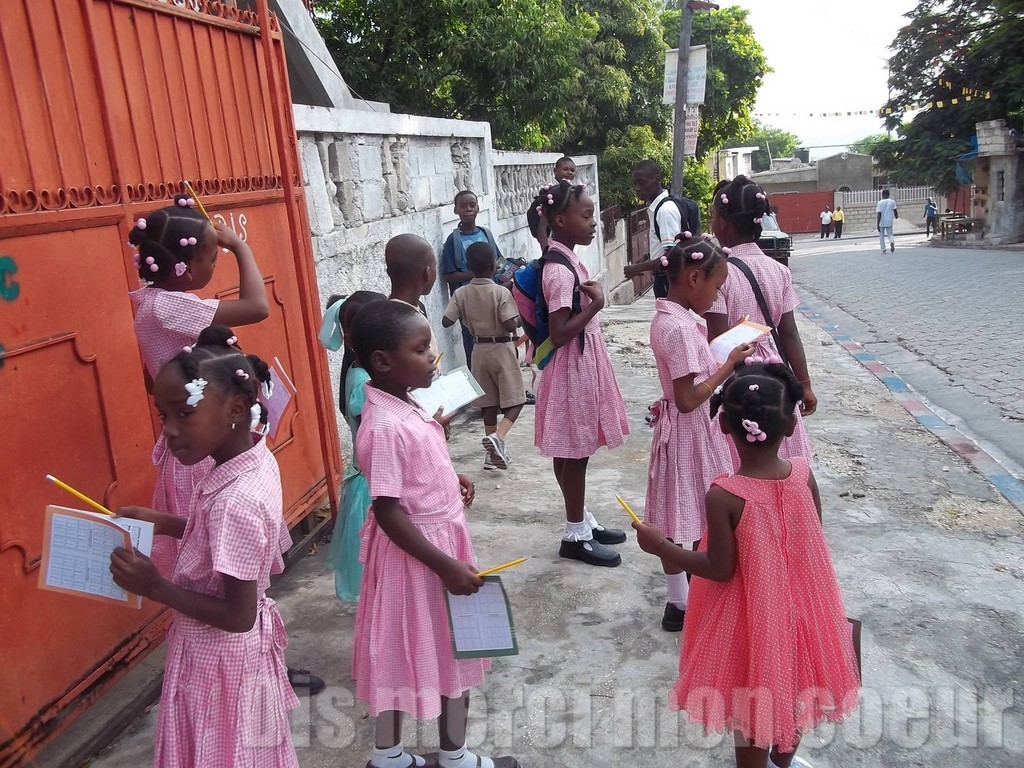 enfants devant portail rouge crèche NDN