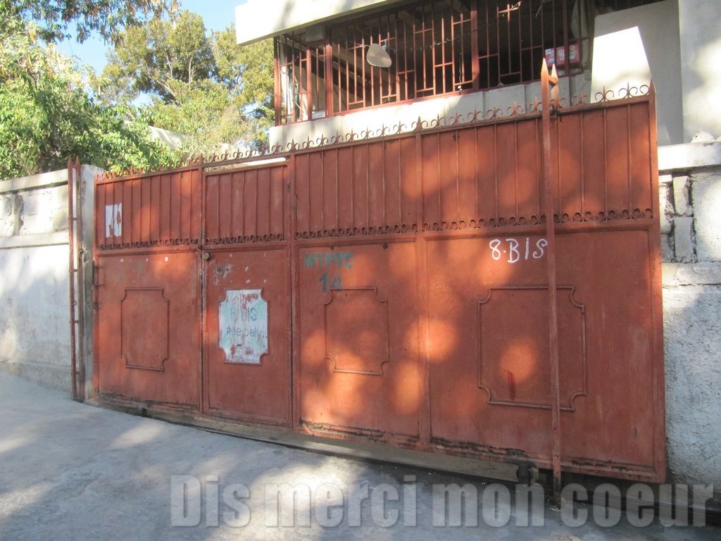 portail rouge entrée principale crèche NDN