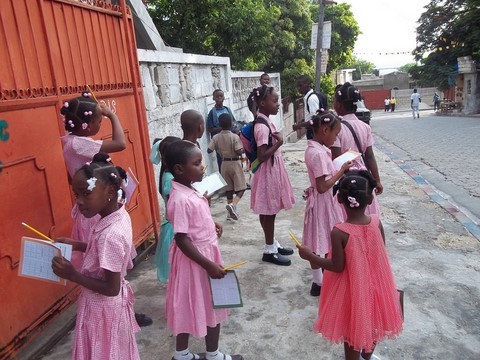 enfants devant portail rouge crèche NDN