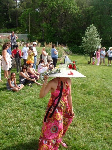 Angie et le concours de chapeau