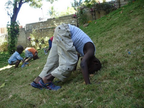 cabriole dans jardin crèche NDN