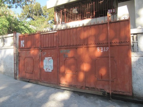 portail rouge entrée principale crèche NDN